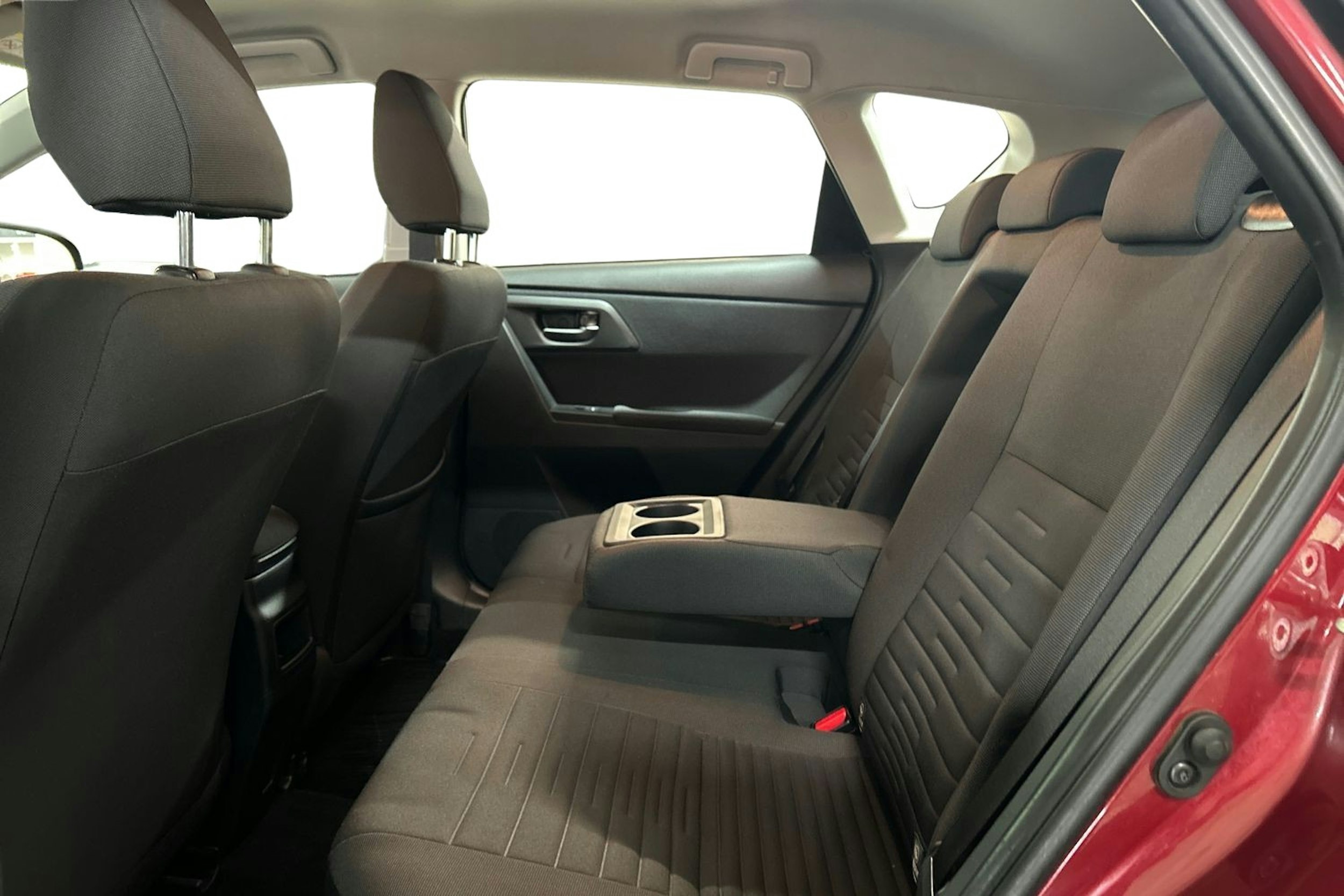 Punainen Toyota Auris 2016 kuva 10.