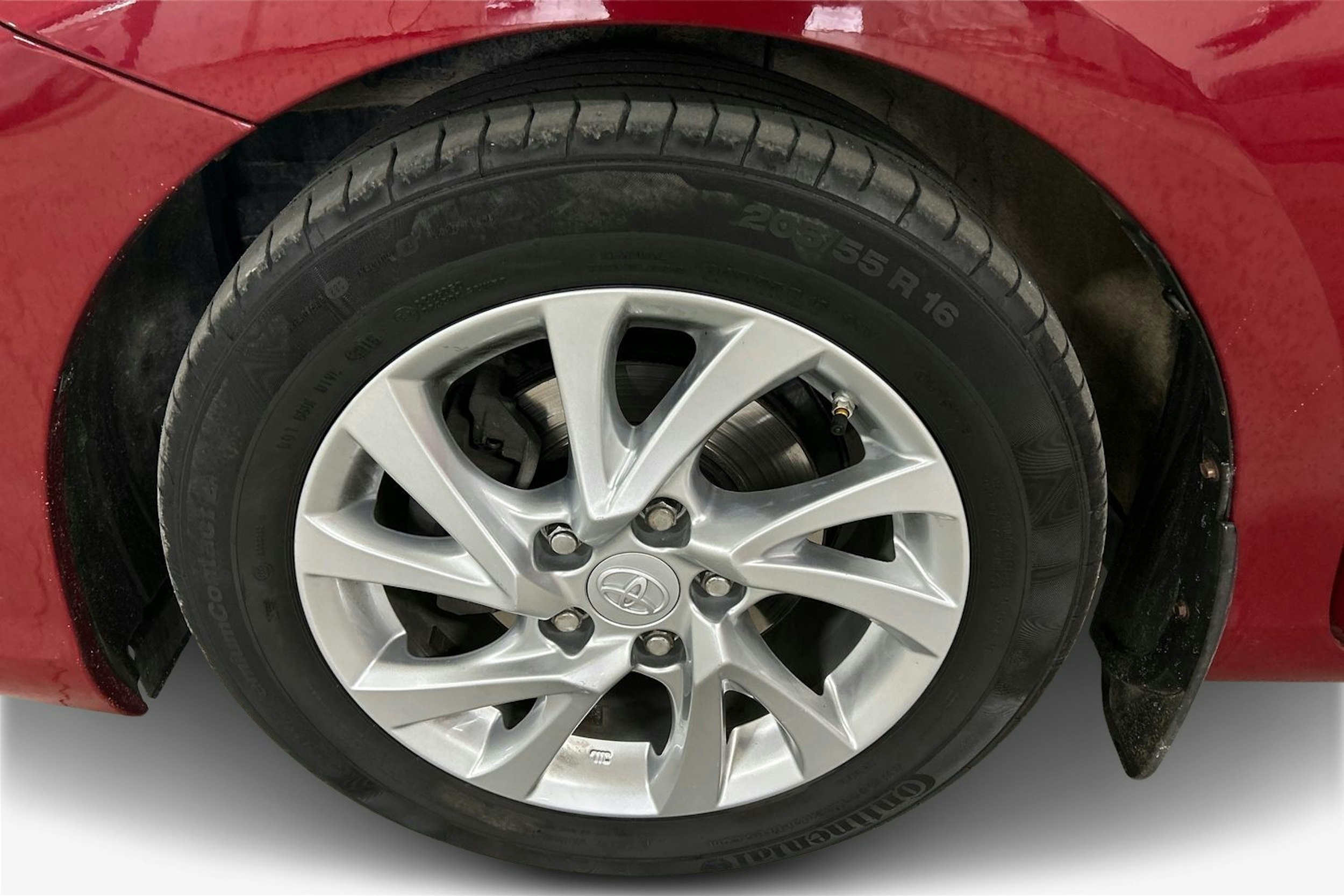 Punainen Toyota Auris 2016 kuva 11.