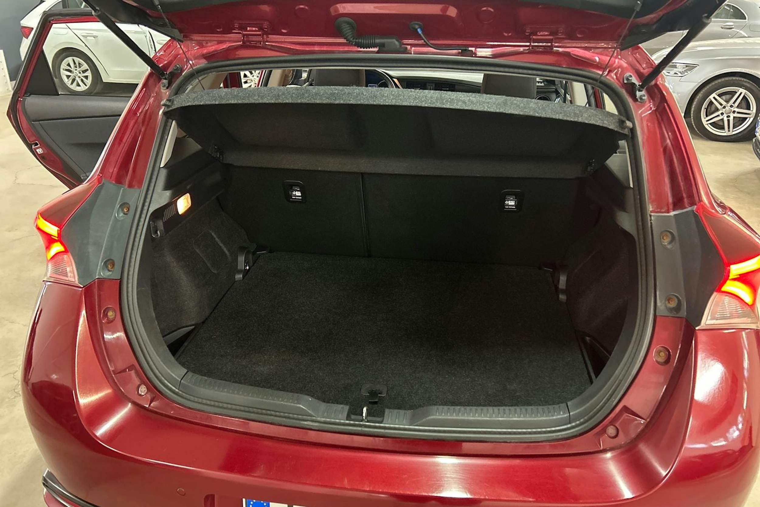 Punainen Toyota Auris 2016 kuva 14.