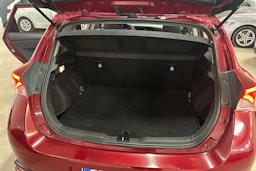 Punainen Toyota Auris 2016 kuva 14.