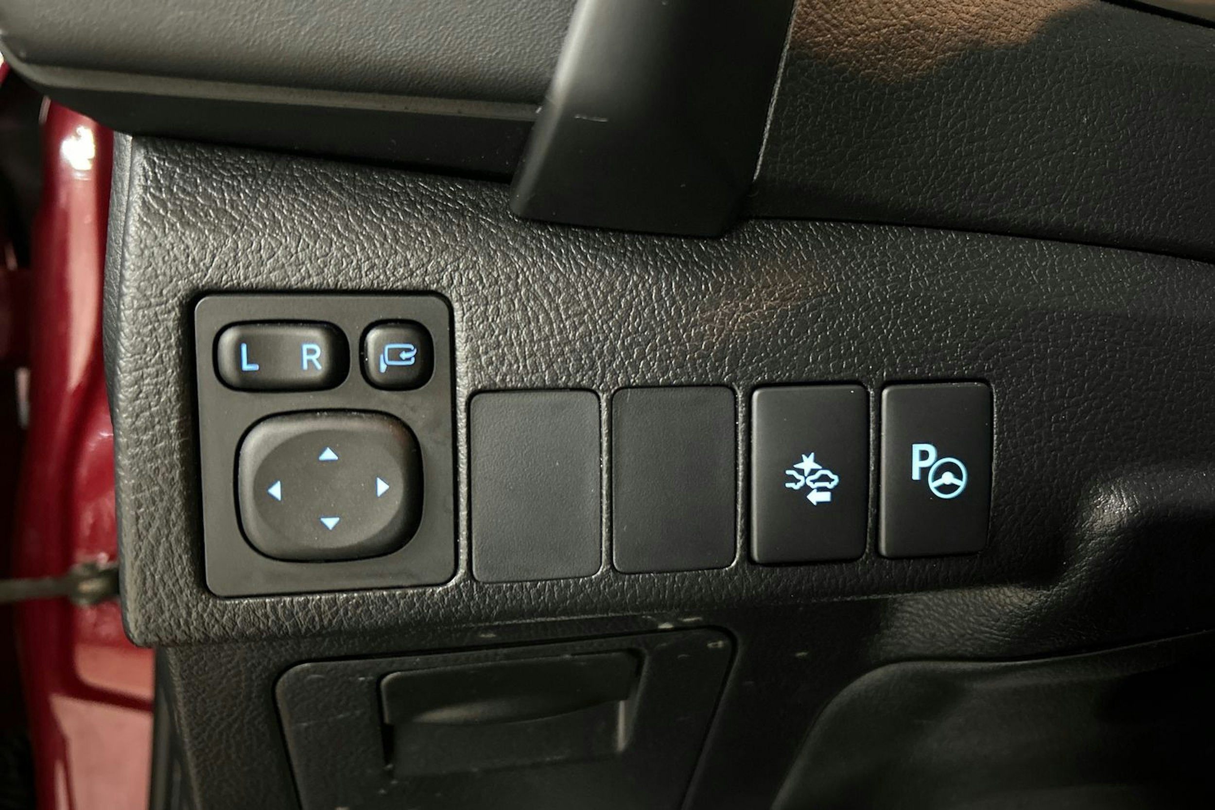 Punainen Toyota Auris 2016 kuva 15.