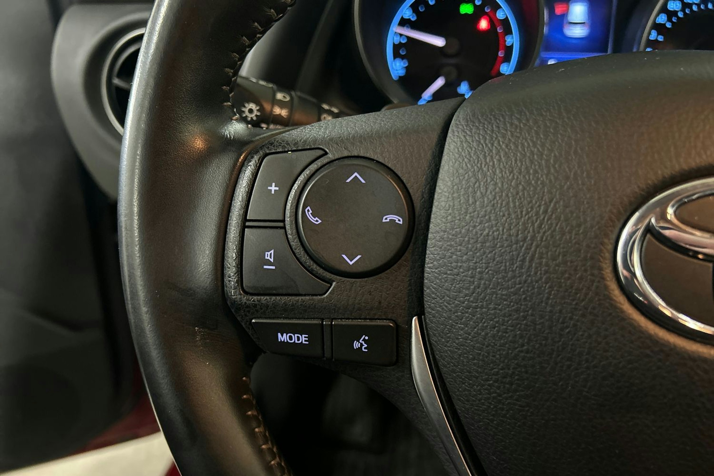 Punainen Toyota Auris 2016 kuva 16.
