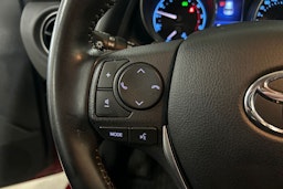 Punainen Toyota Auris 2016 kuva 16.