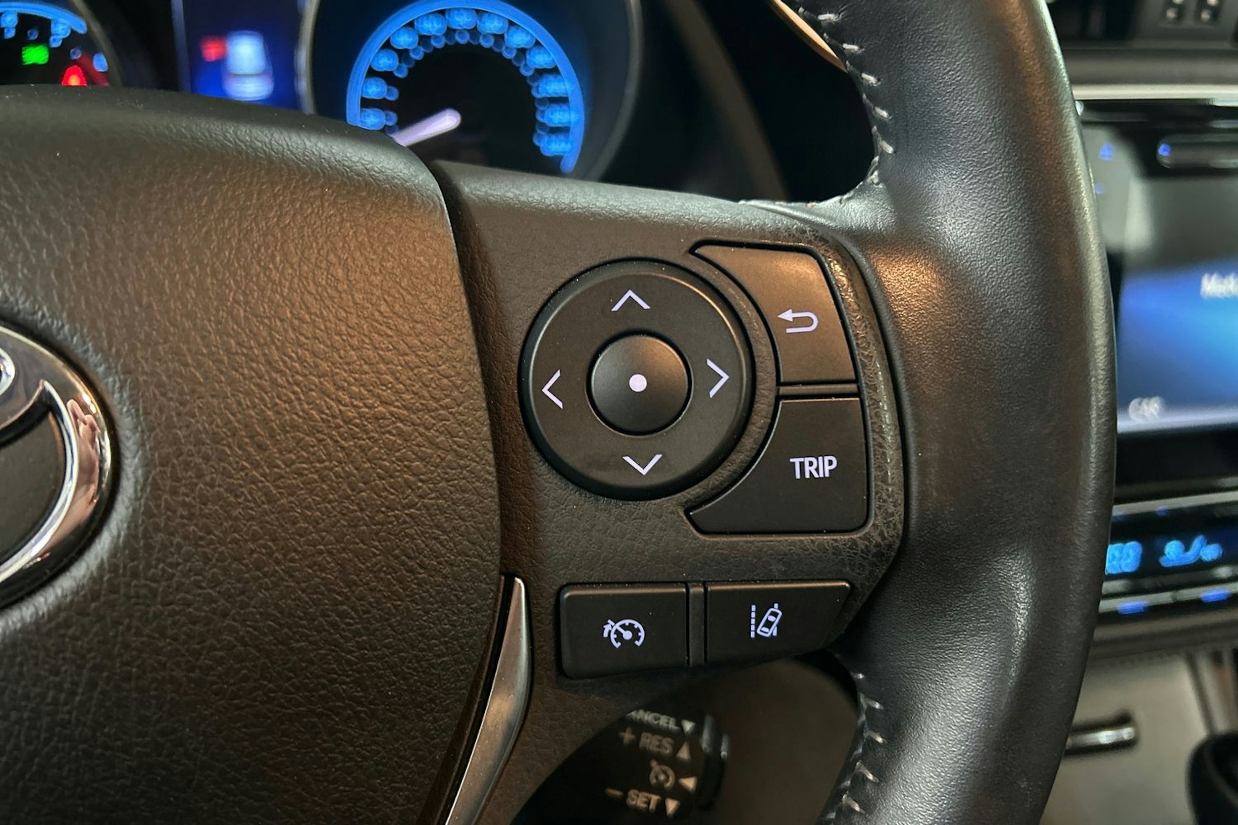Punainen Toyota Auris 2016 kuva 17.