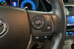 Punainen Toyota Auris 2016 kuva 17.