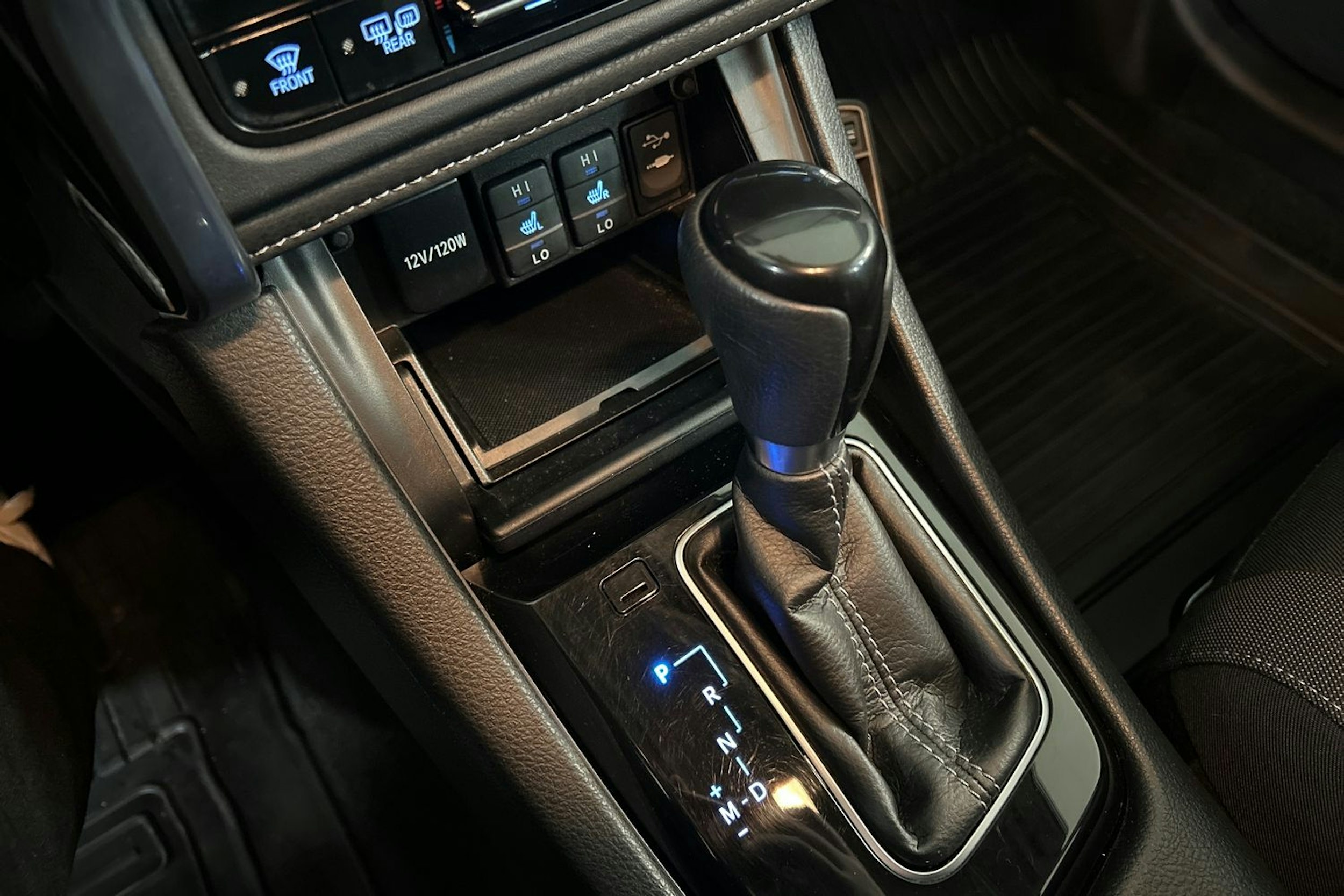Punainen Toyota Auris 2016 kuva 22.