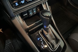 Punainen Toyota Auris 2016 kuva 22.