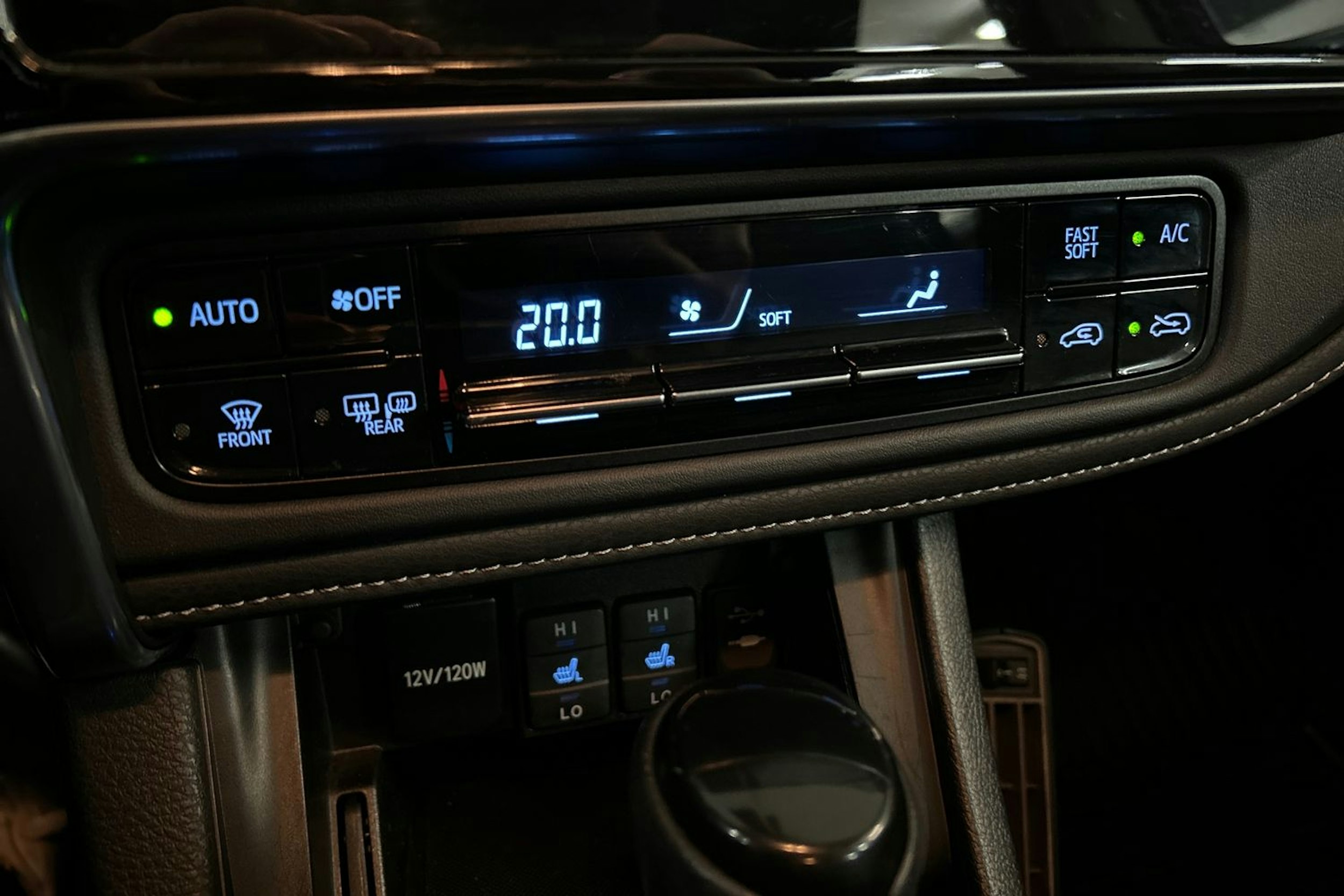 Punainen Toyota Auris 2016 kuva 23.