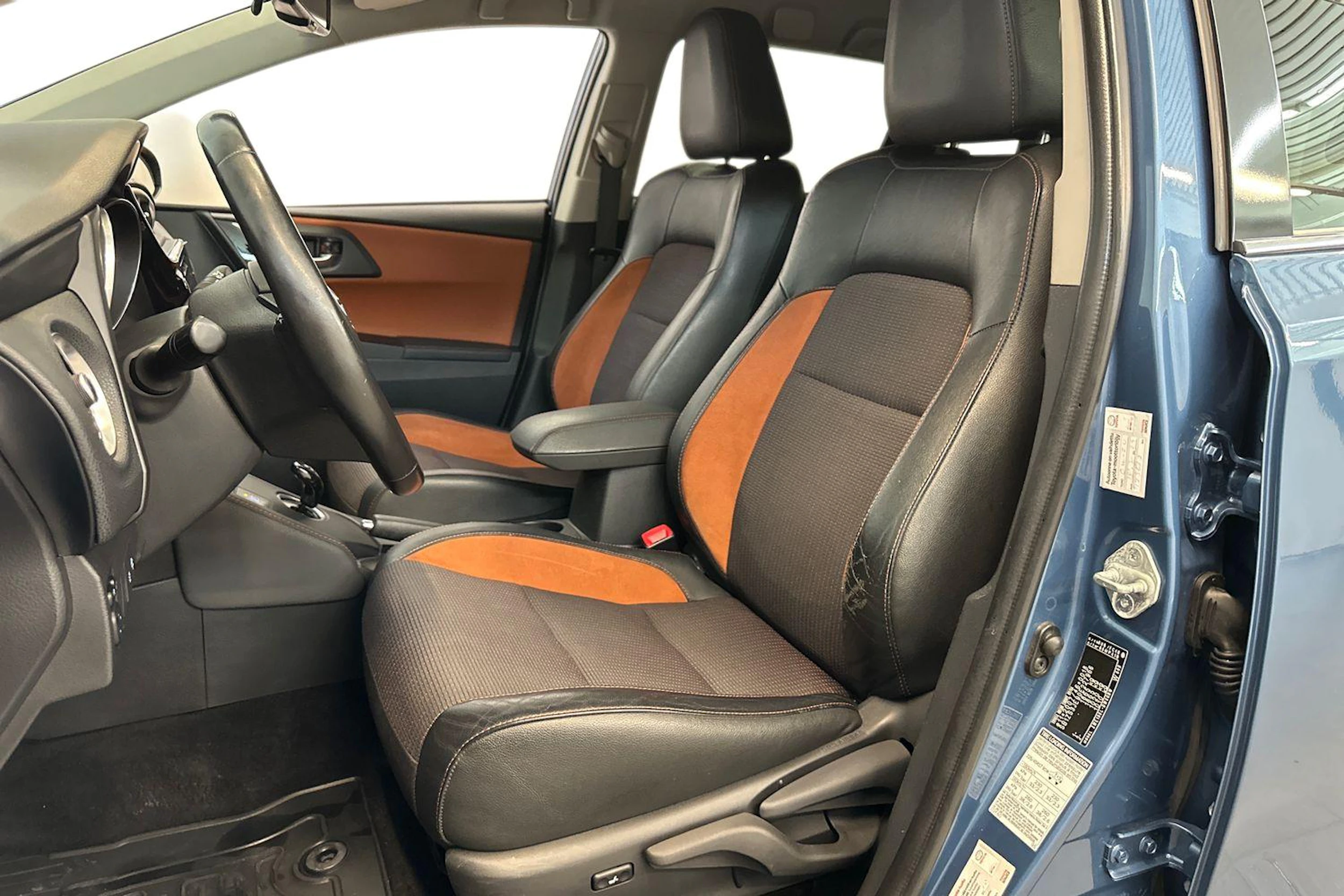 sininen Toyota Auris 2016 kuva 7.