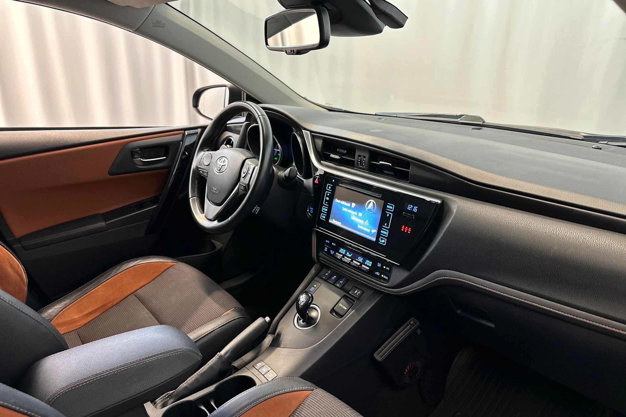 sininen Toyota Auris 2016 kuva 12.