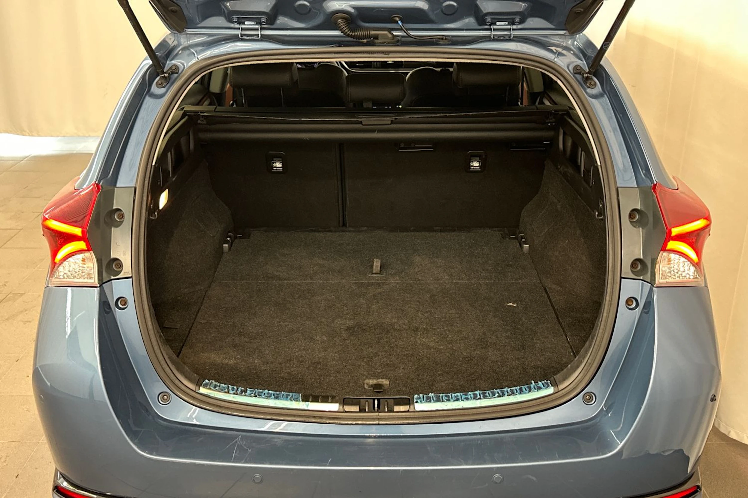 sininen Toyota Auris 2016 kuva 13.