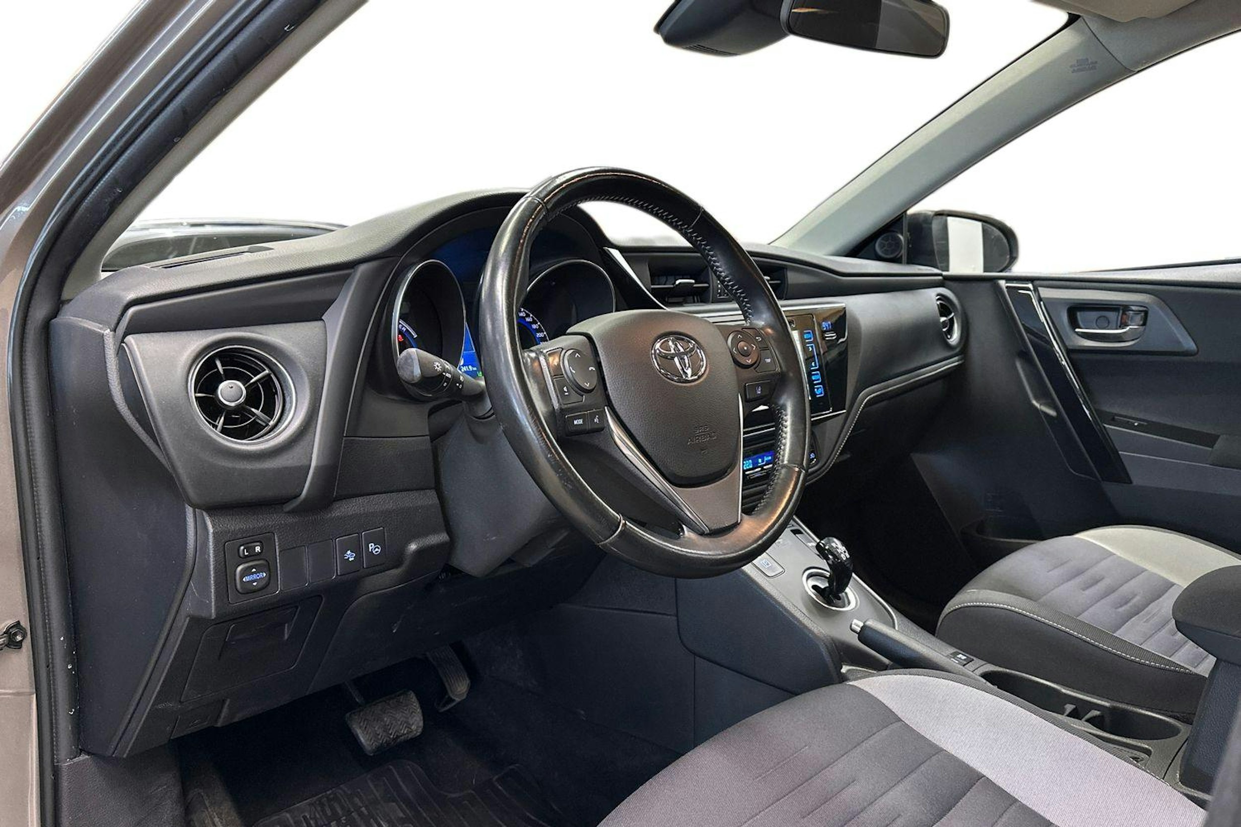 ruskea (beige) Toyota Auris 2016 kuva 7.