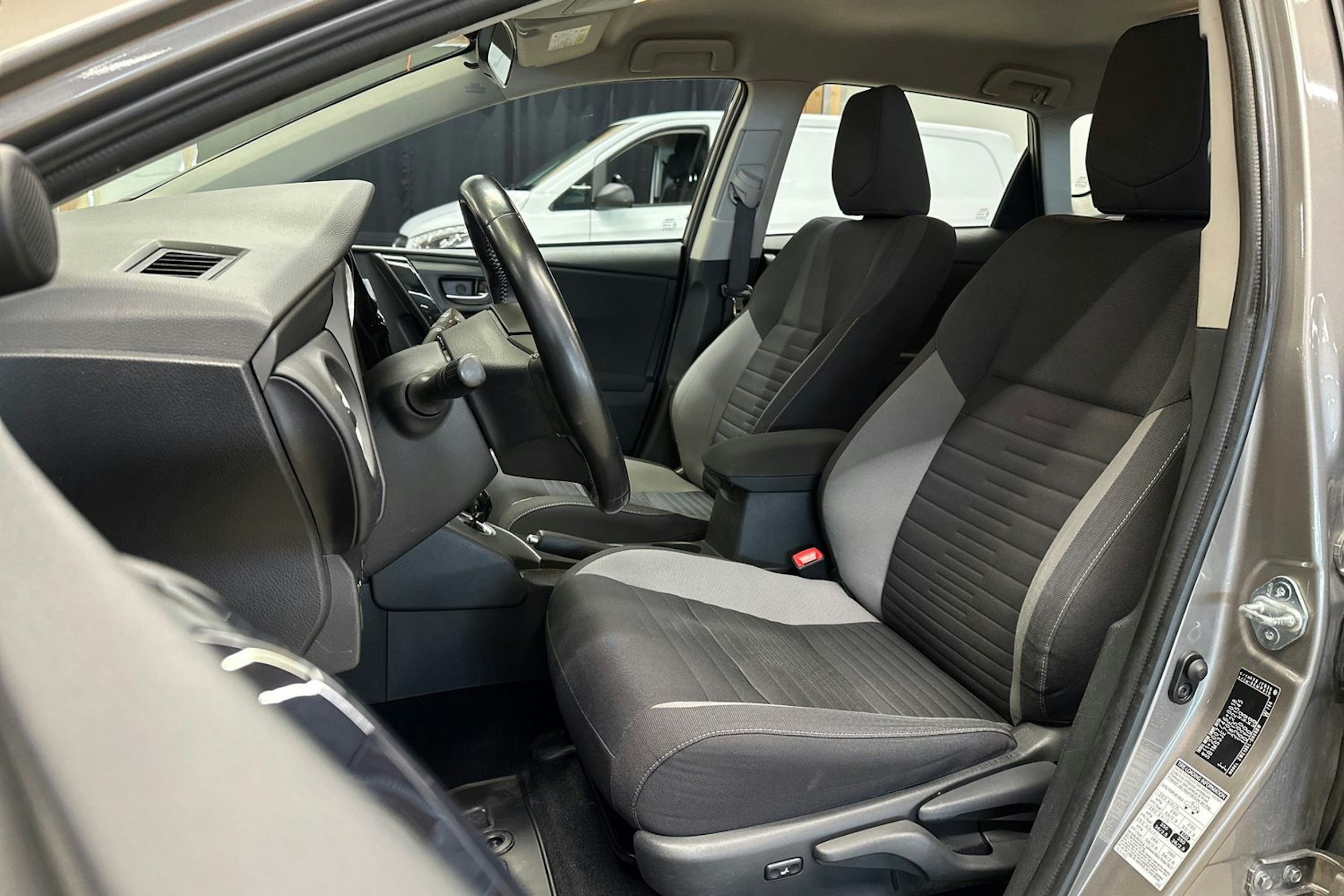 ruskea (beige) Toyota Auris 2016 kuva 15.