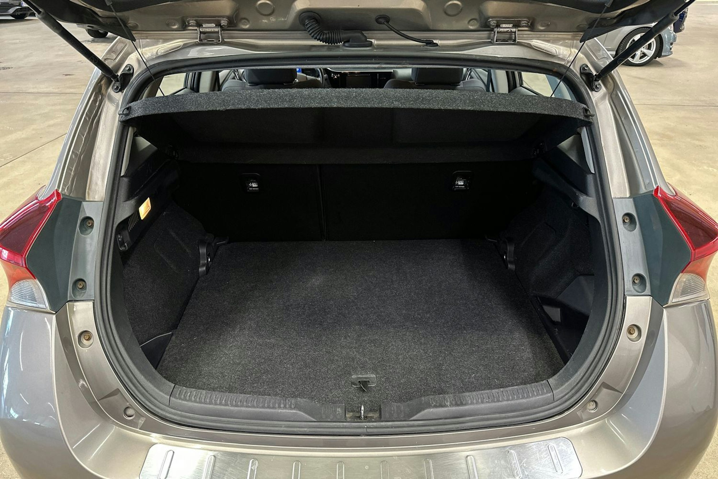 ruskea (beige) Toyota Auris 2016 kuva 29.