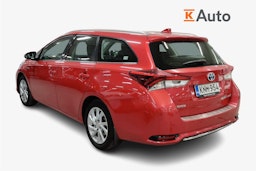 punainen Toyota Auris 2016 kuva 2.