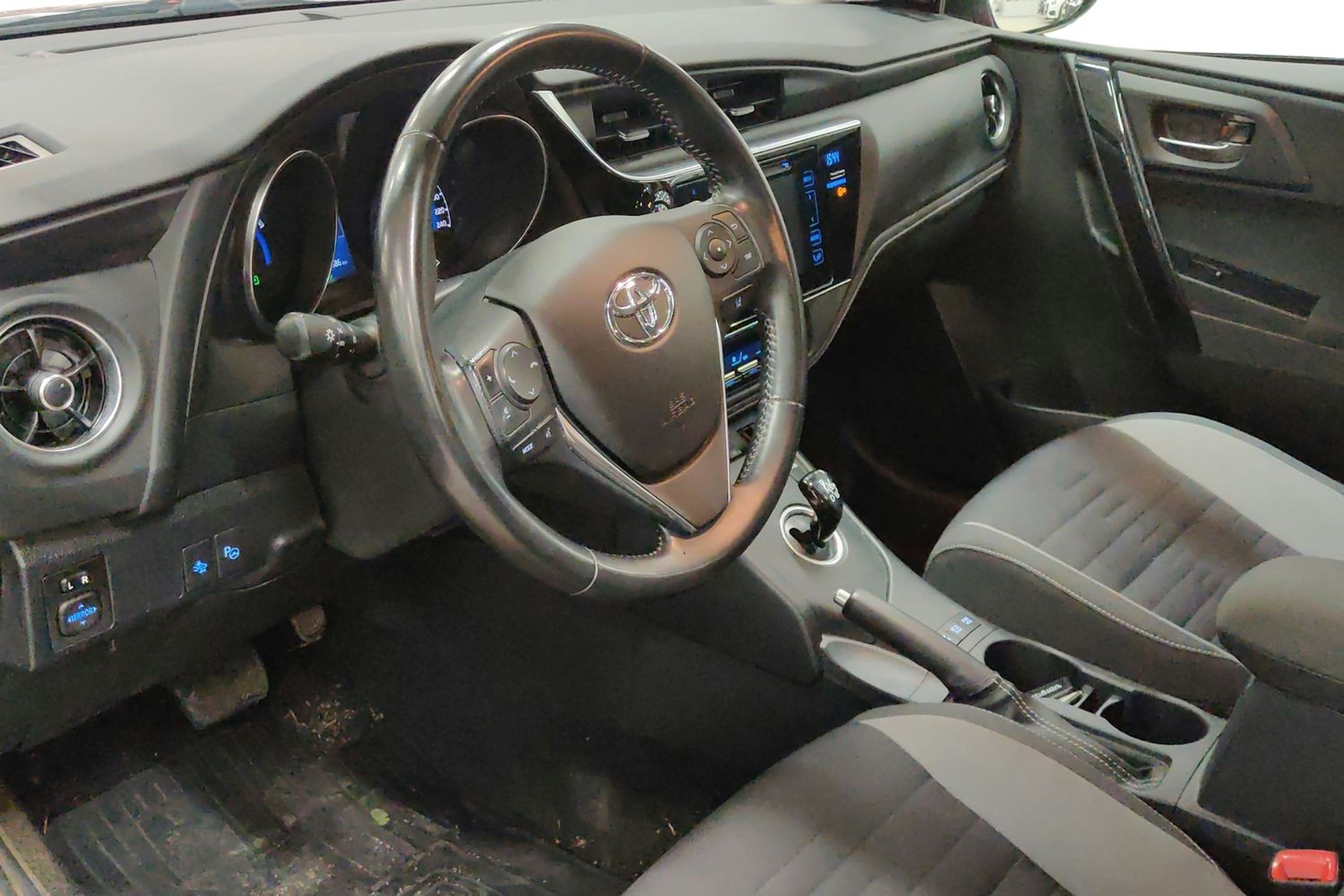 punainen Toyota Auris 2016 kuva 3.
