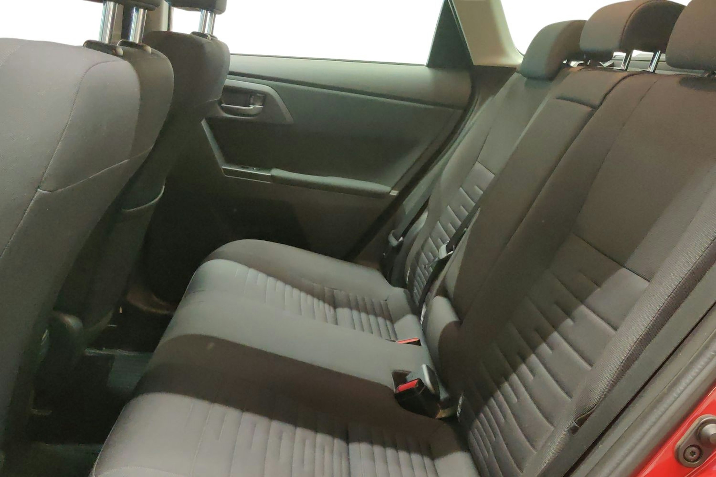 punainen Toyota Auris 2016 kuva 10.