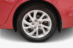 punainen Toyota Auris 2016 kuva 11.