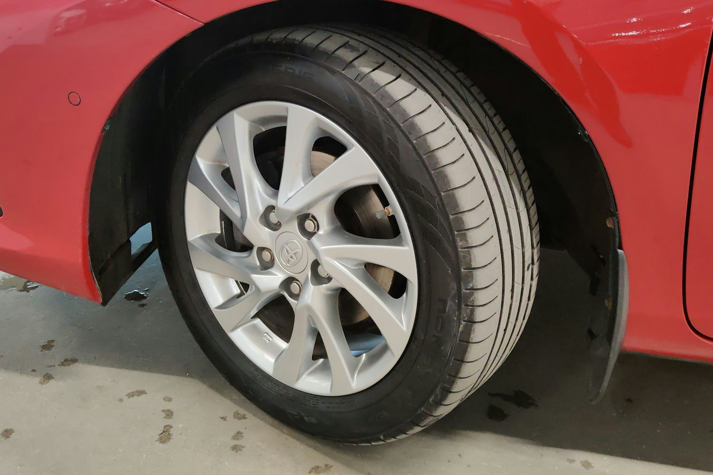 punainen Toyota Auris 2016 kuva 13.