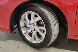punainen Toyota Auris 2016 kuva 13.