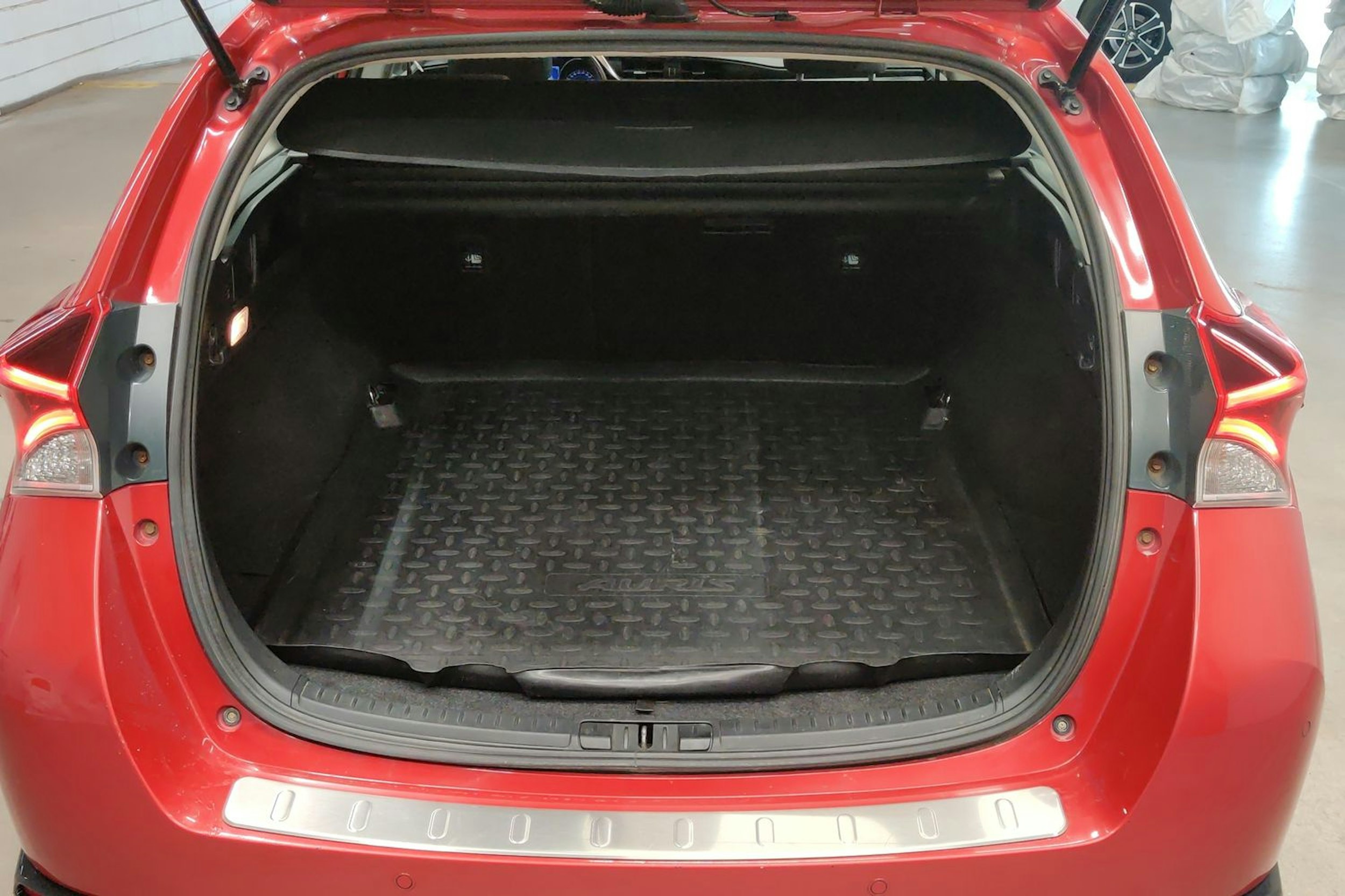 punainen Toyota Auris 2016 kuva 15.