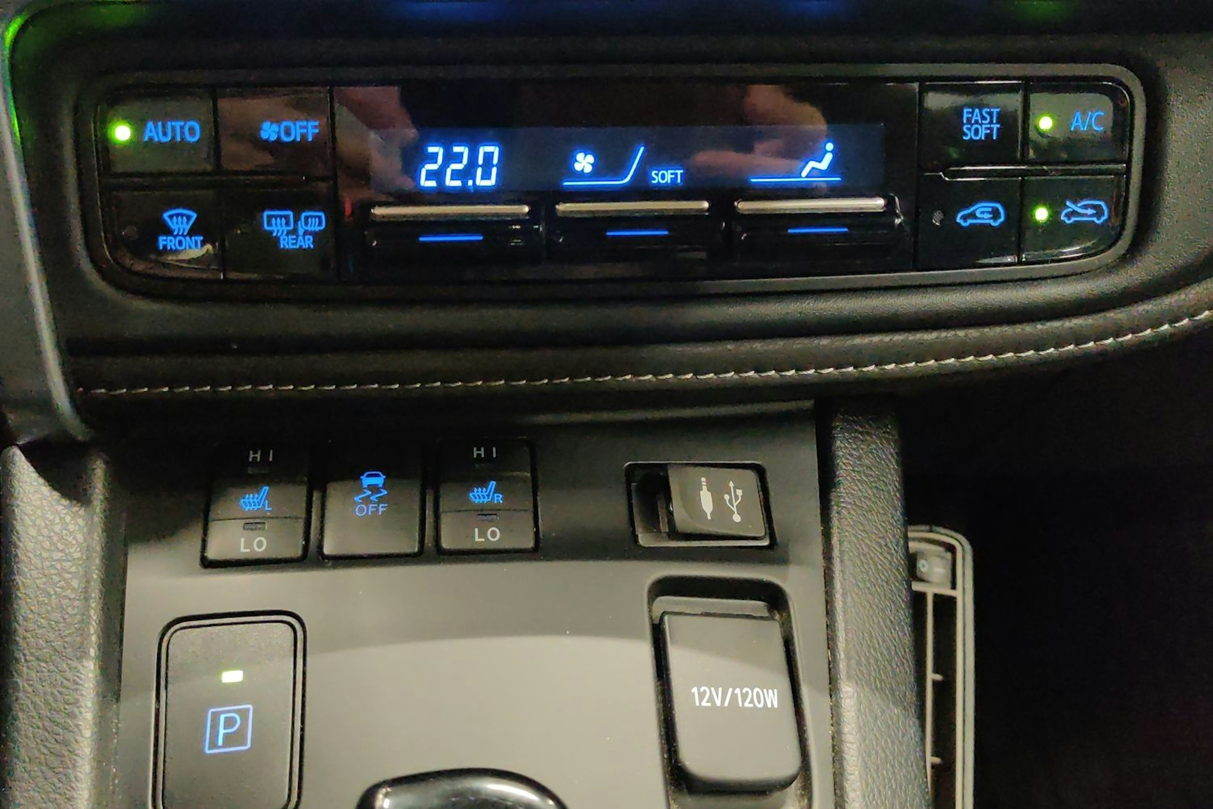 punainen Toyota Auris 2016 kuva 21.