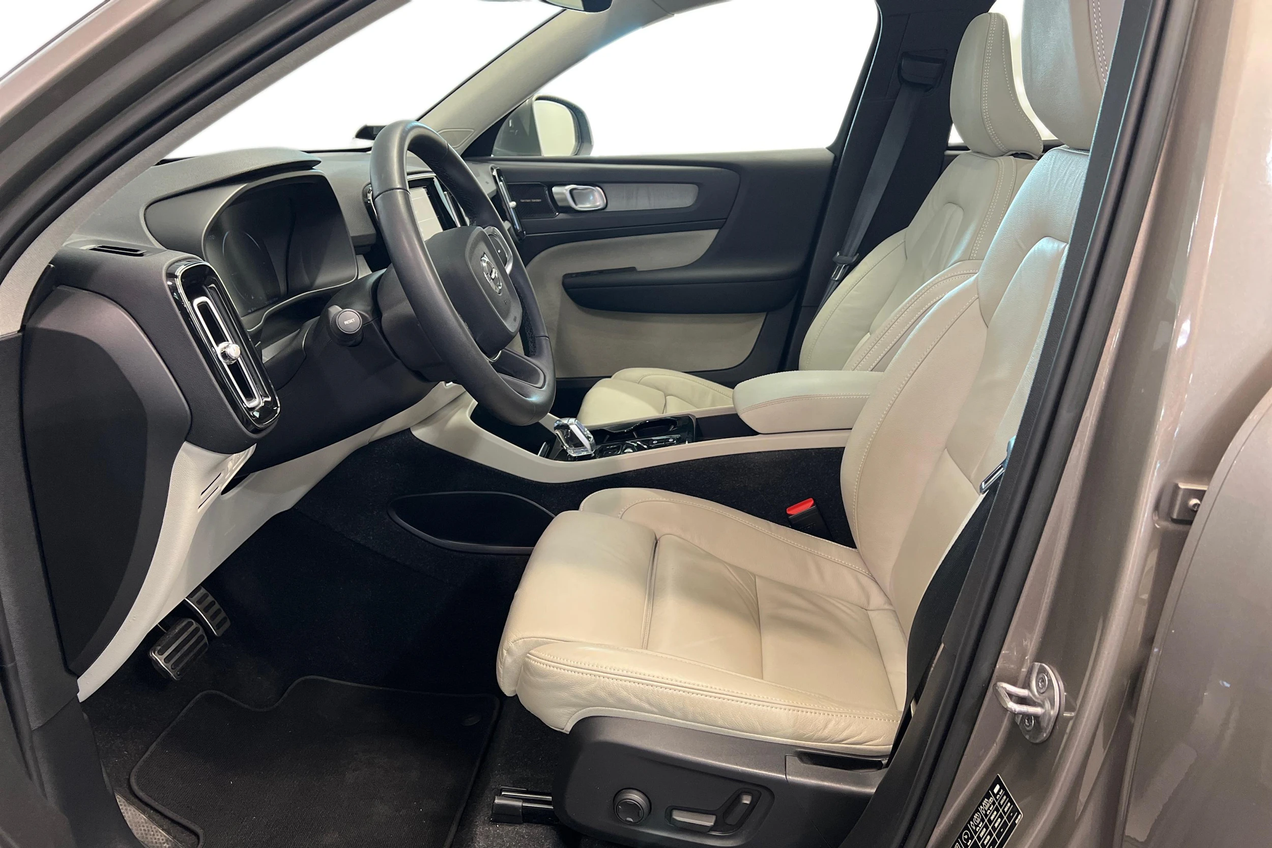 valkoinen Toyota Auris 2016 kuva 6.