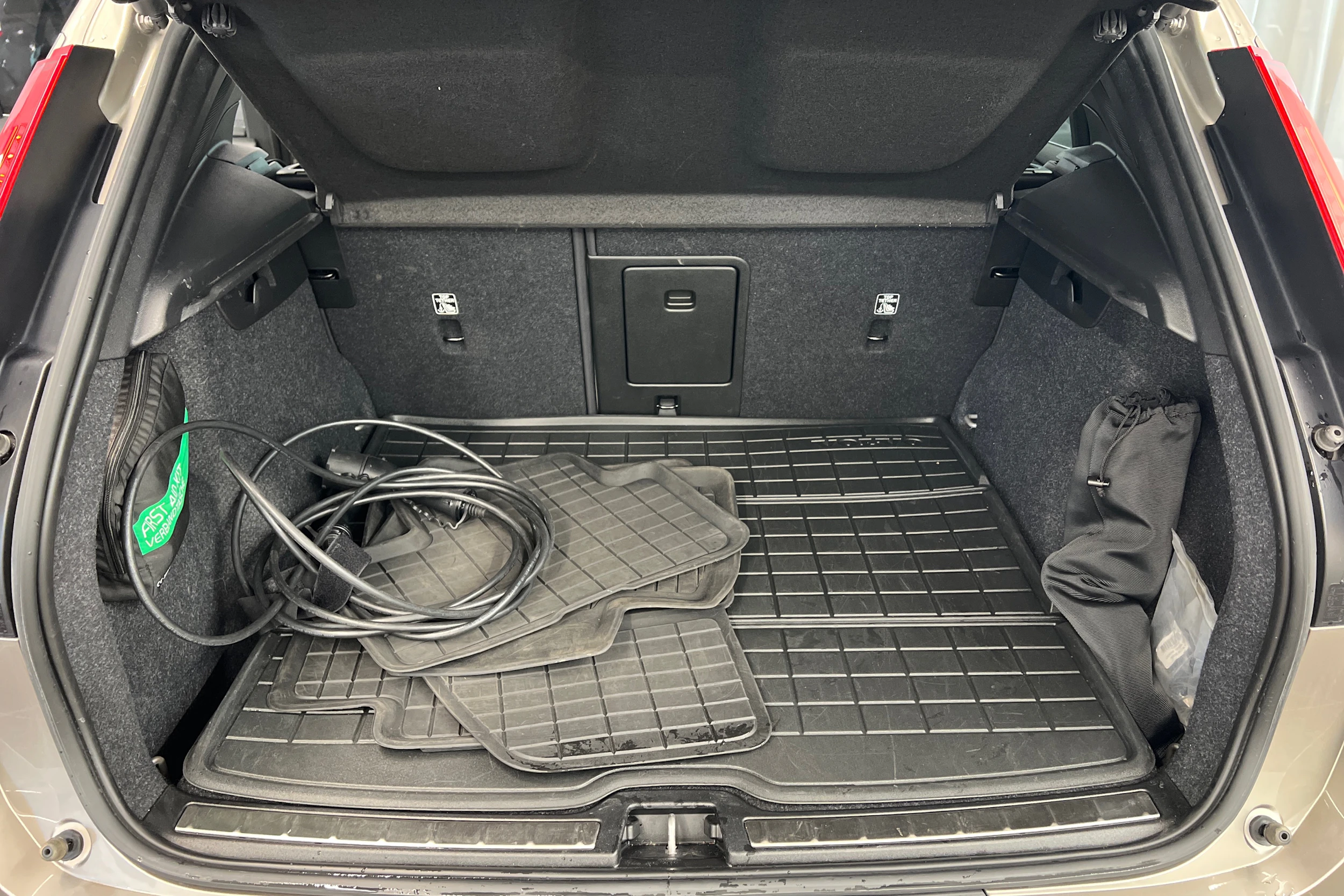 valkoinen Toyota Auris 2016 kuva 11.