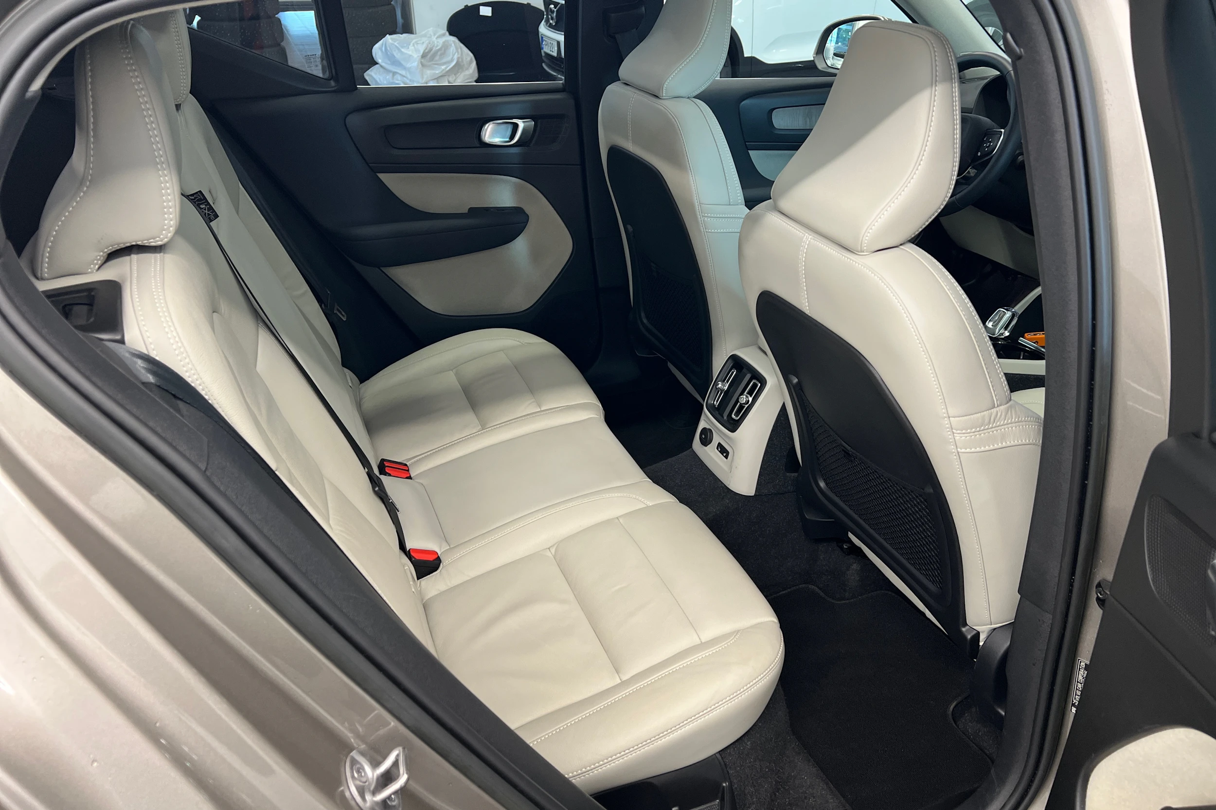 valkoinen Toyota Auris 2016 kuva 13.