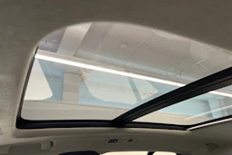 valkoinen Toyota Auris 2016 kuva 16.