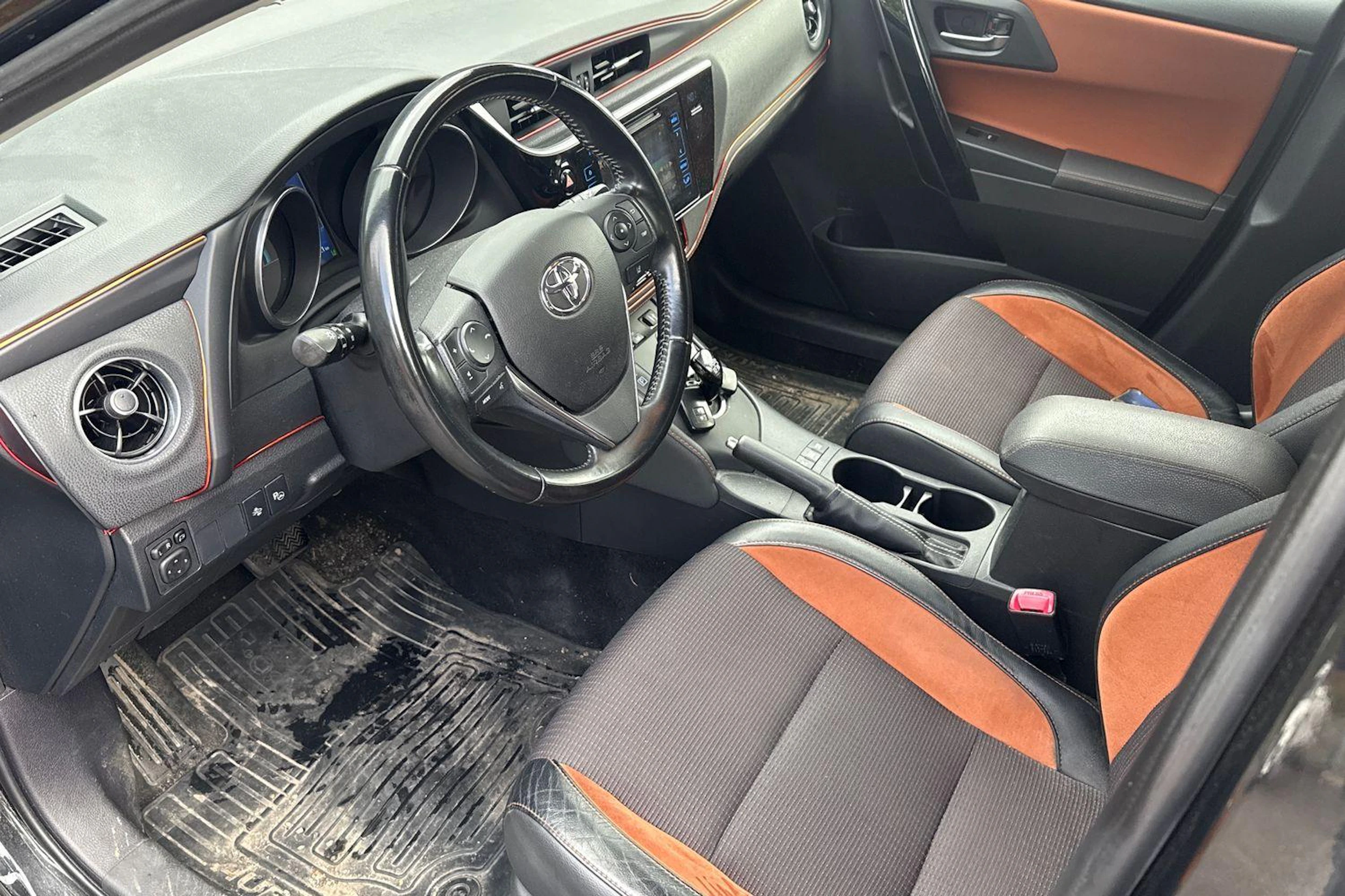 musta Toyota Auris 2016 kuva 3.