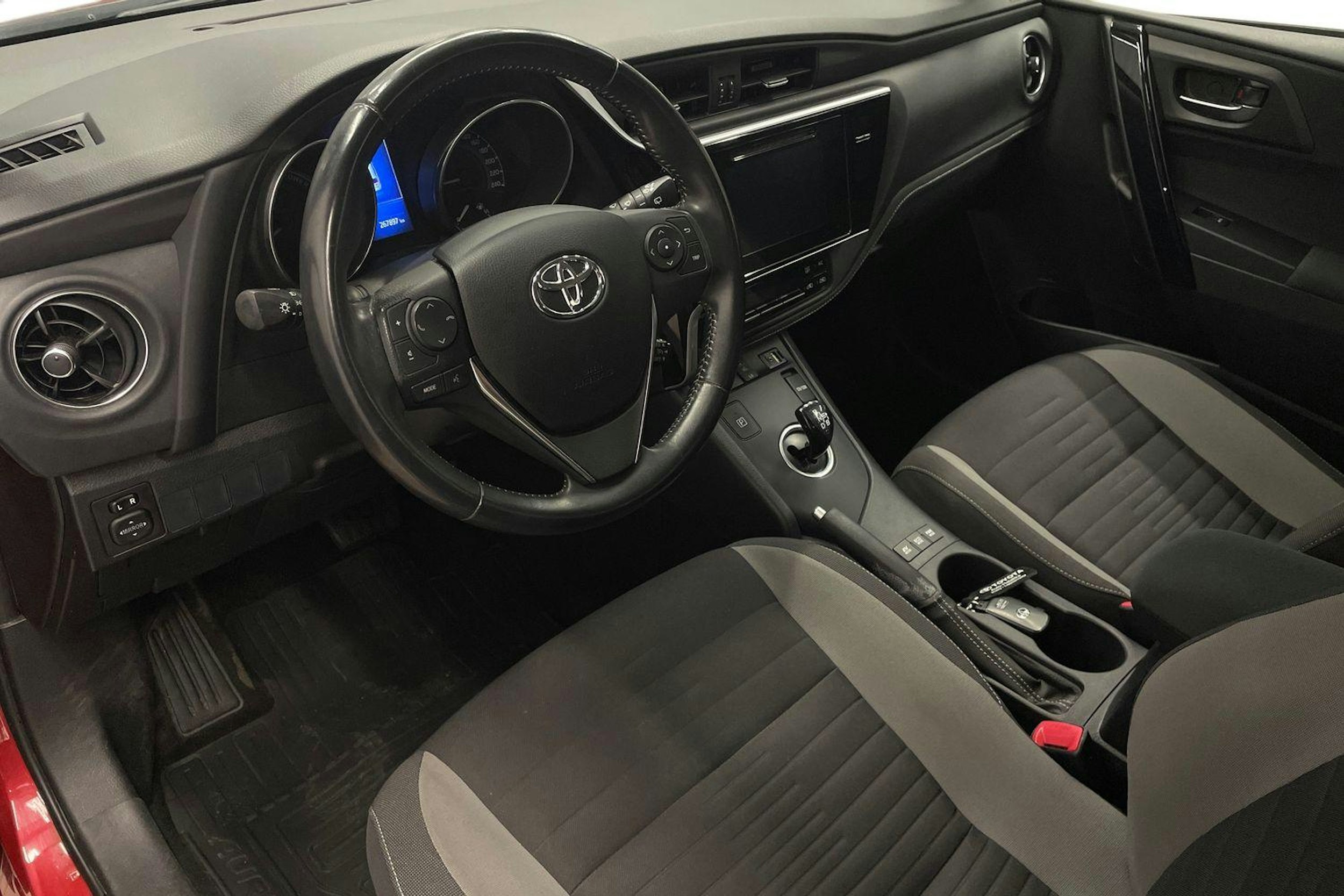 punainen Toyota Auris 2016 kuva 7.