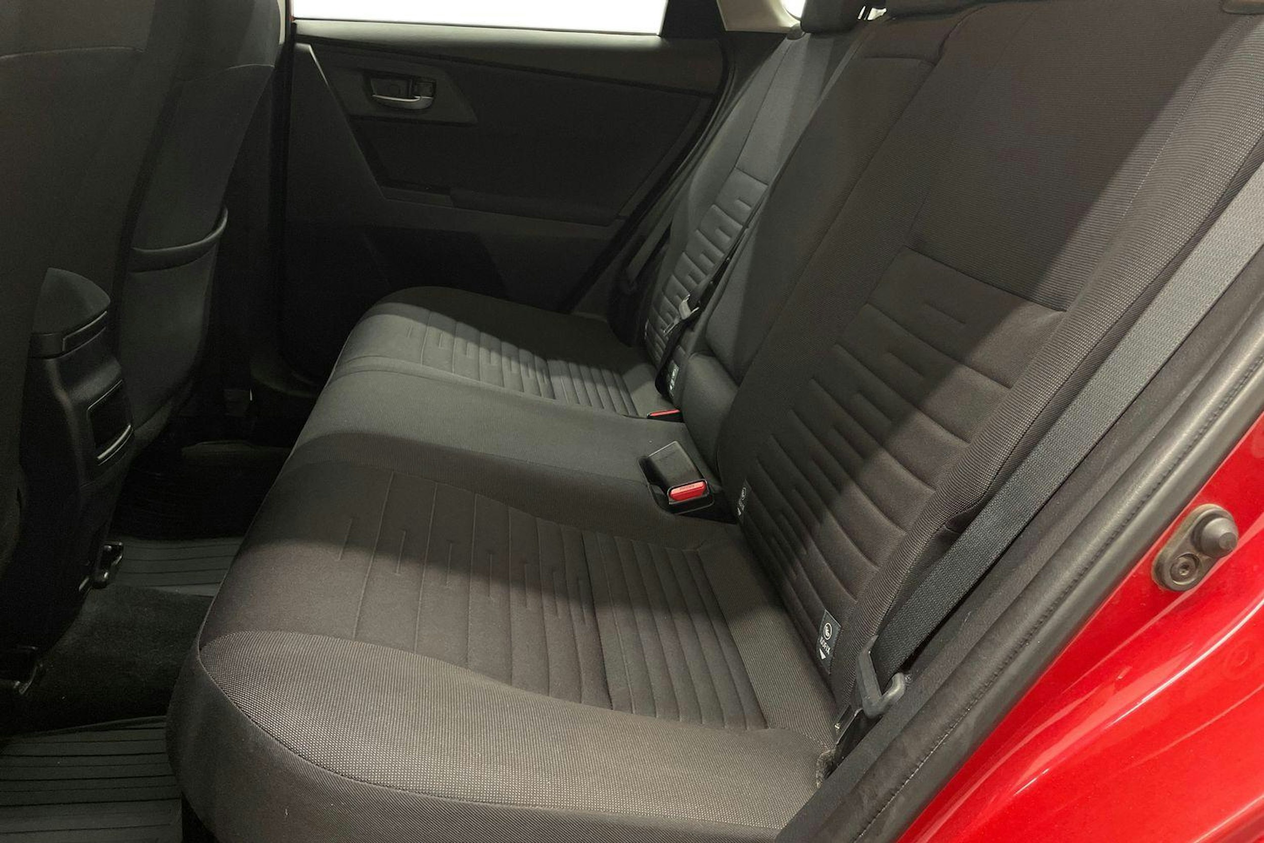 punainen Toyota Auris 2016 kuva 10.