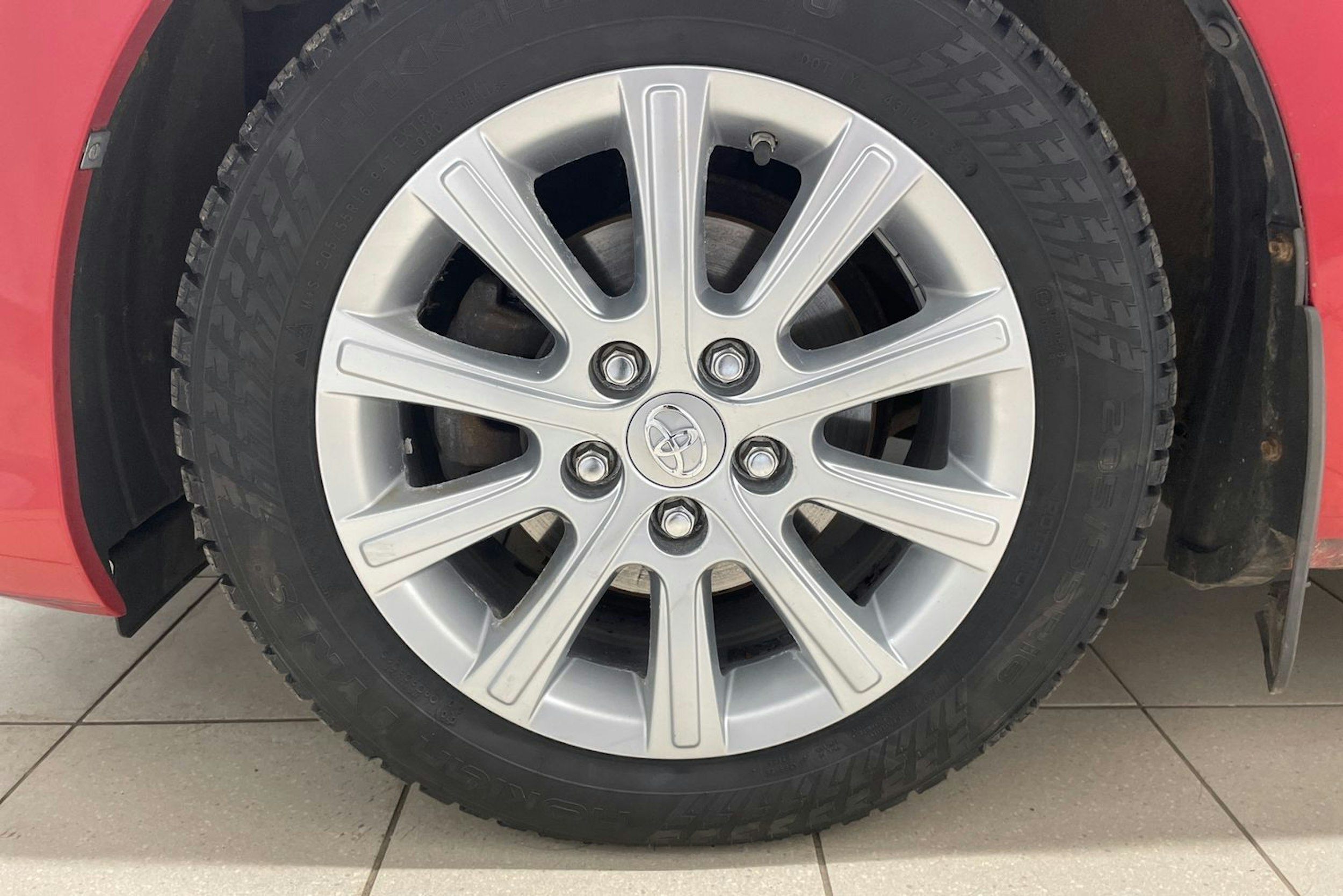 punainen Toyota Auris 2016 kuva 11.