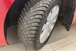 punainen Toyota Auris 2016 kuva 13.