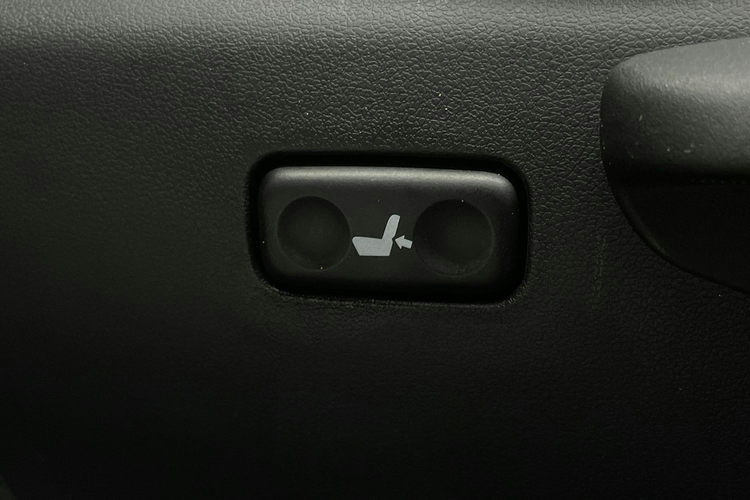 punainen Toyota Auris 2016 kuva 15.