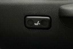 punainen Toyota Auris 2016 kuva 15.