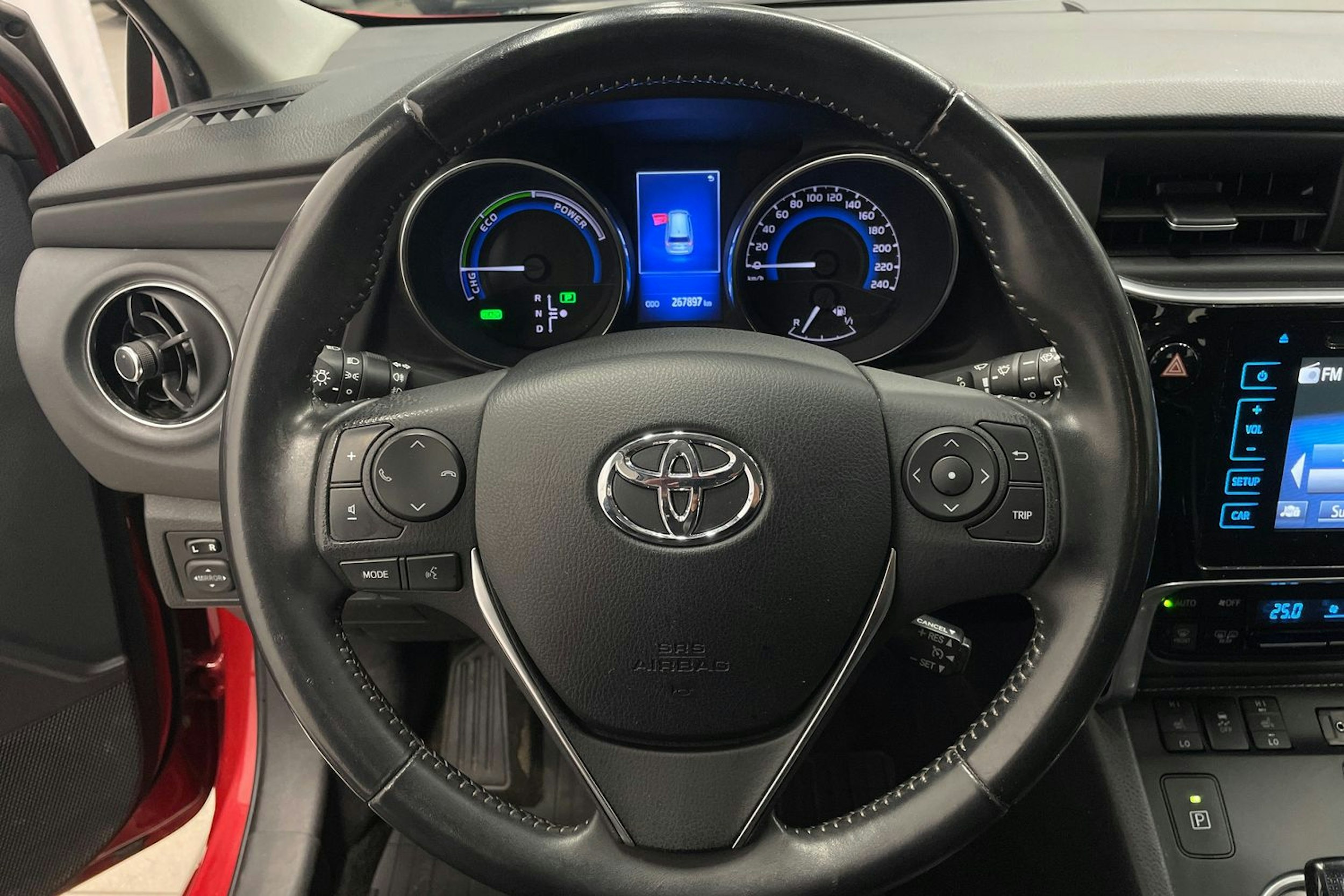 punainen Toyota Auris 2016 kuva 16.