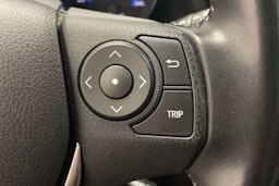 punainen Toyota Auris 2016 kuva 18.