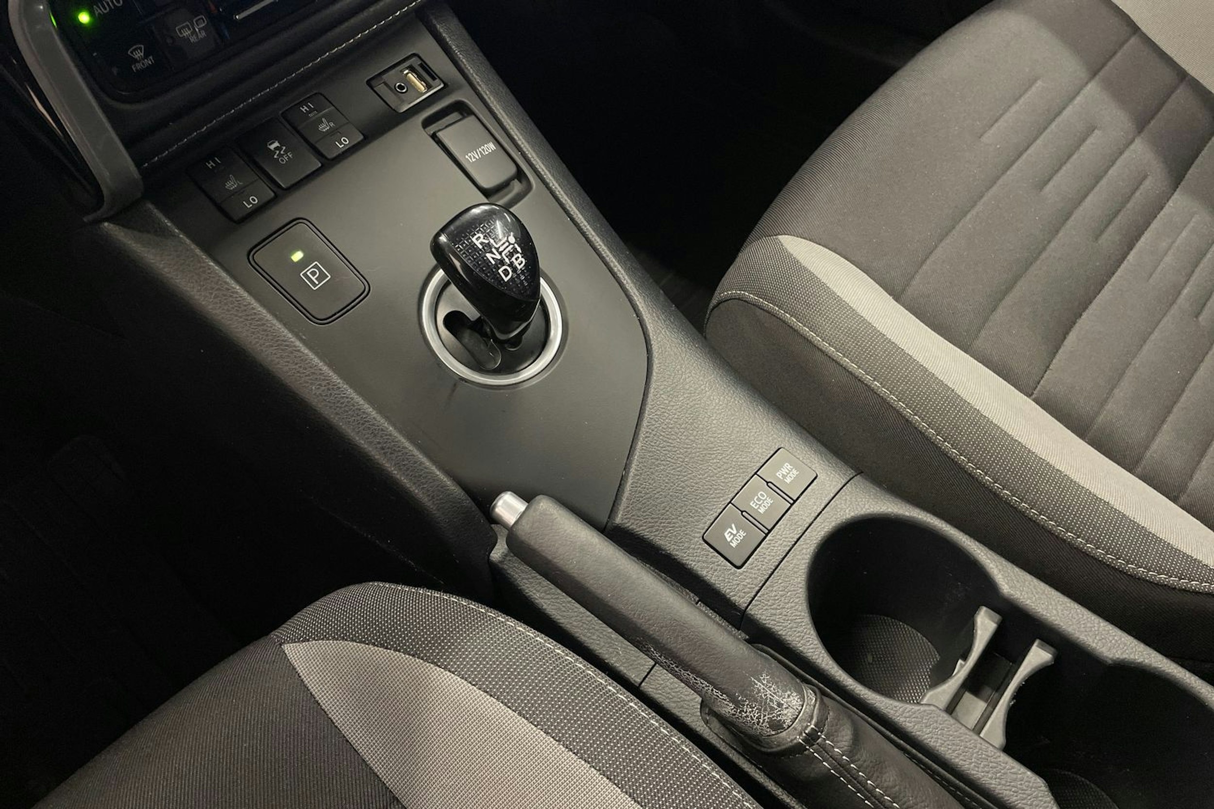 punainen Toyota Auris 2016 kuva 19.