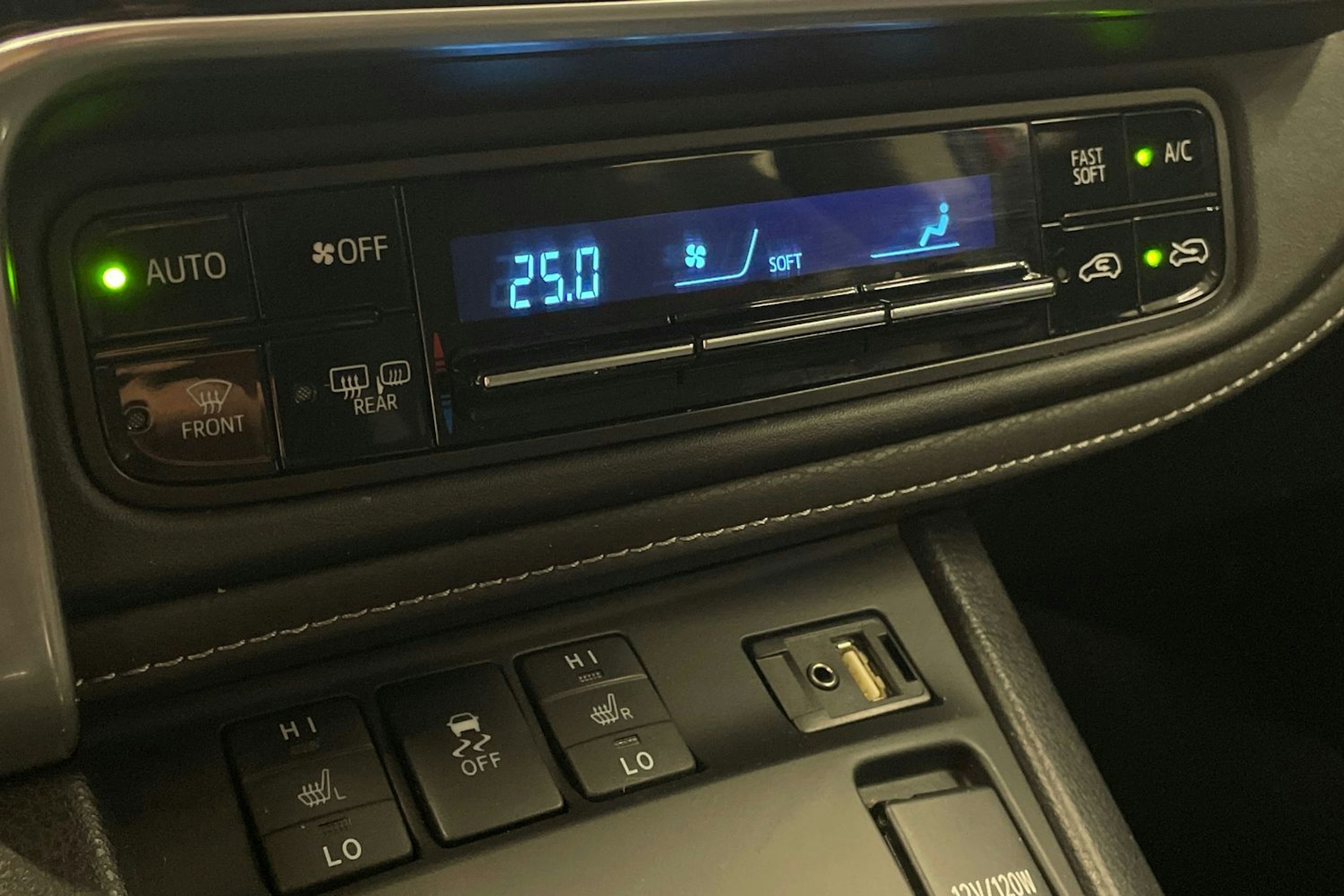 punainen Toyota Auris 2016 kuva 20.