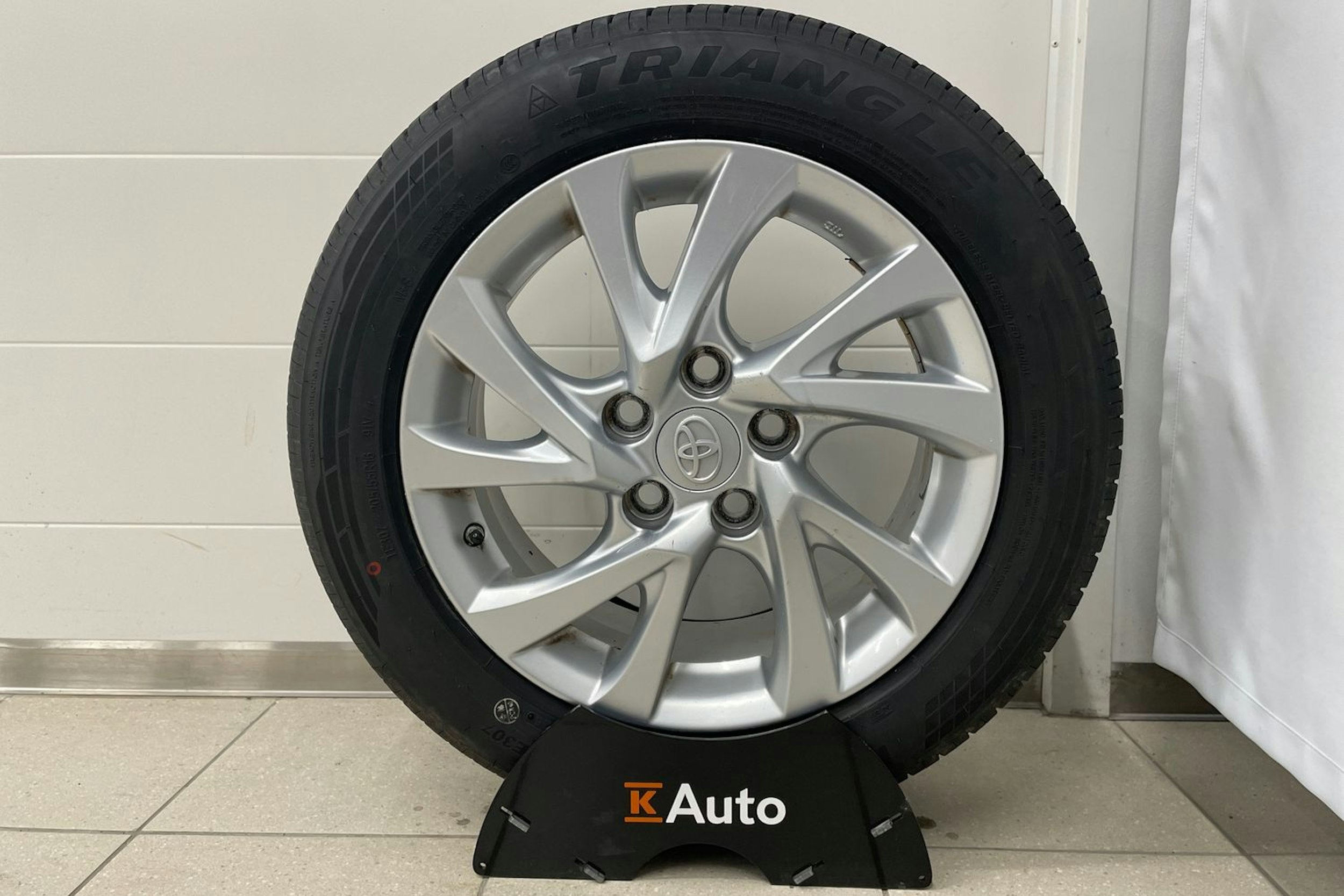 punainen Toyota Auris 2016 kuva 24.