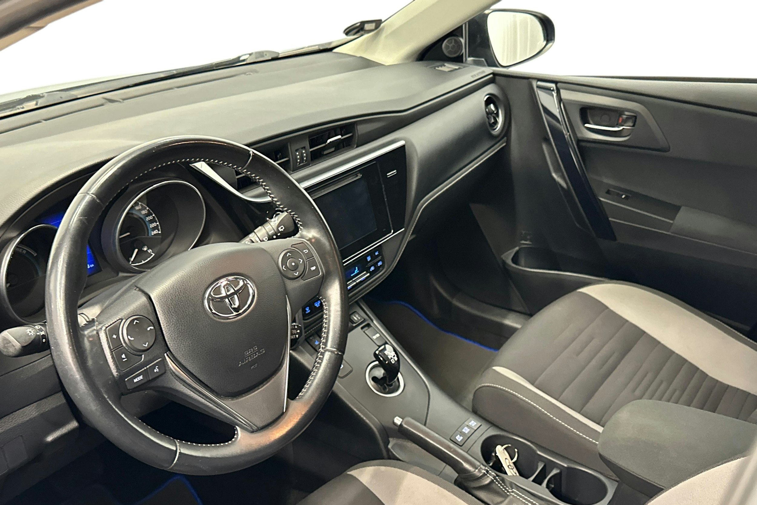 sininen Toyota Auris 2016 kuva 7.