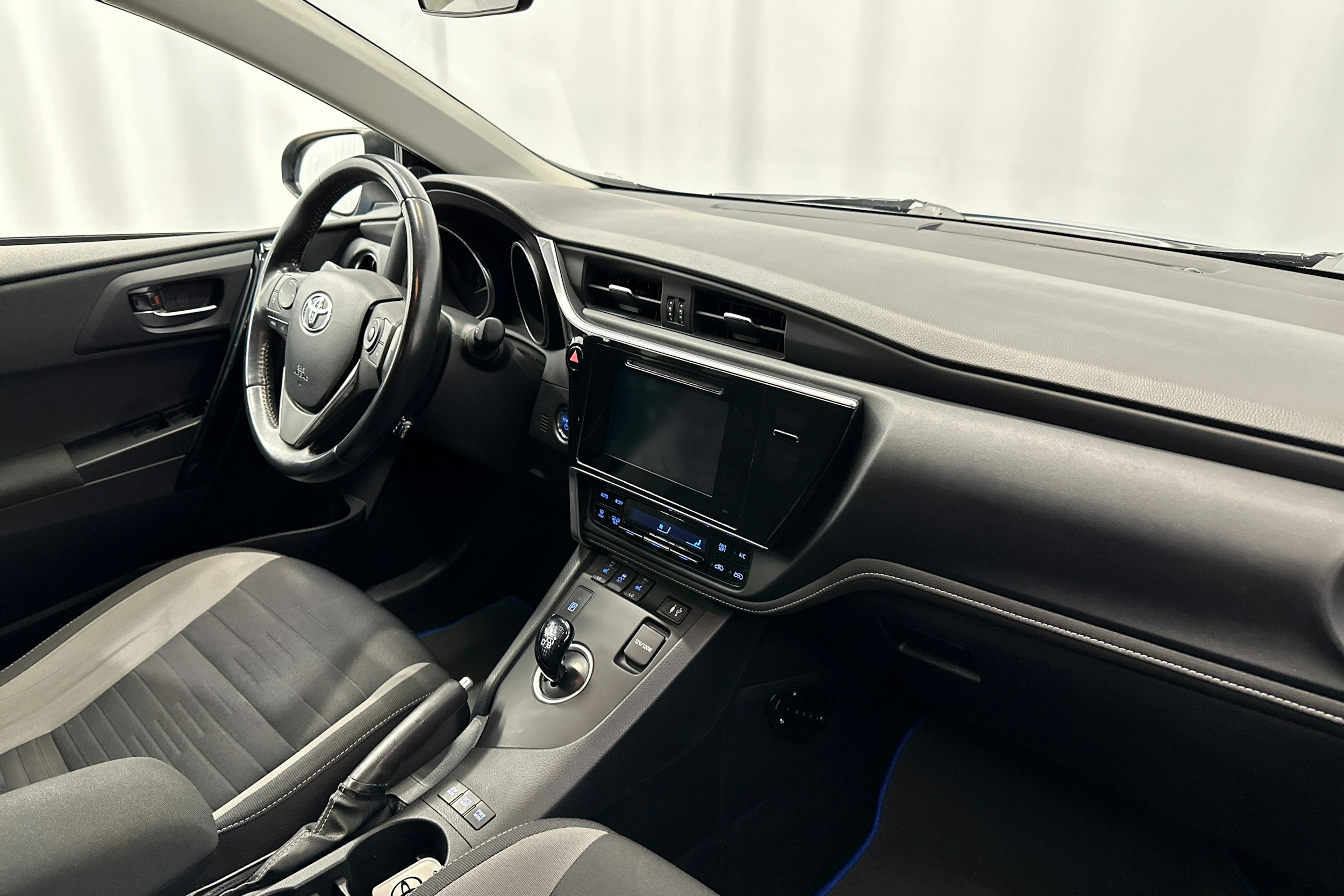 sininen Toyota Auris 2016 kuva 14.