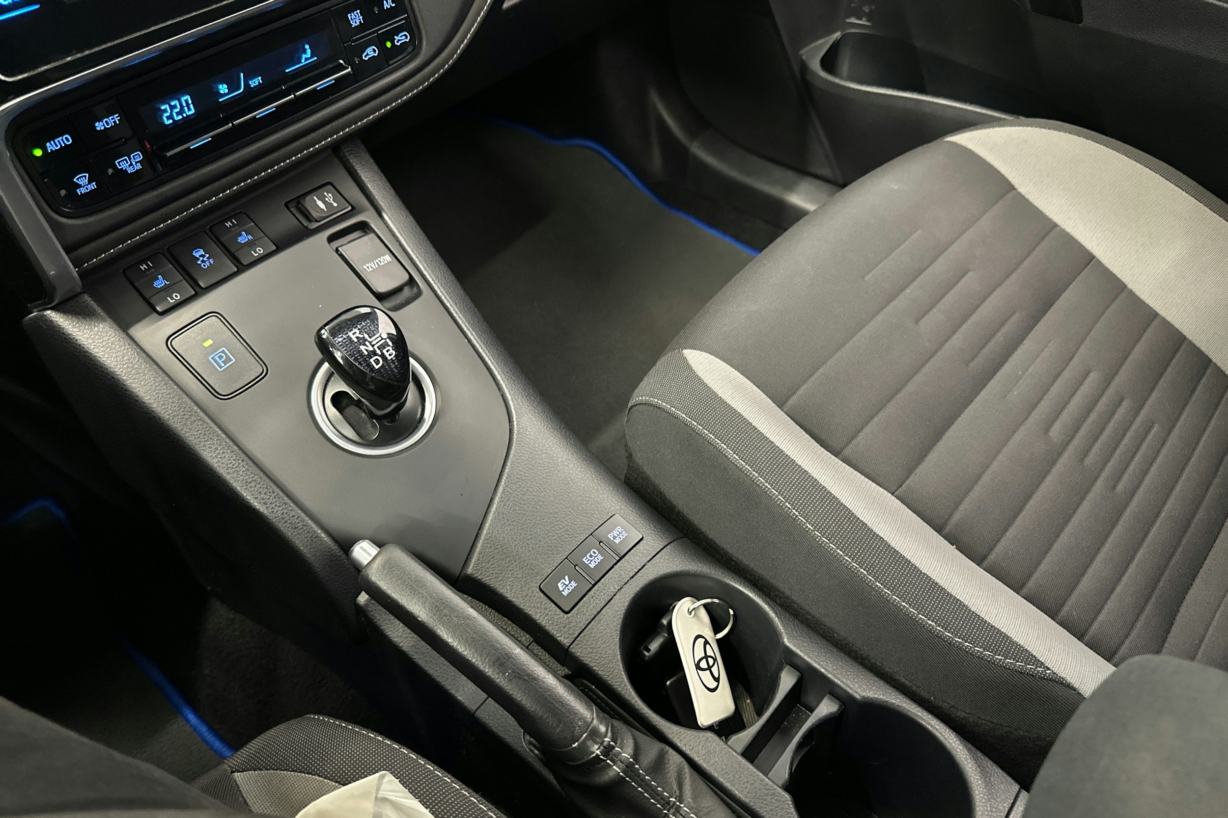 sininen Toyota Auris 2016 kuva 26.