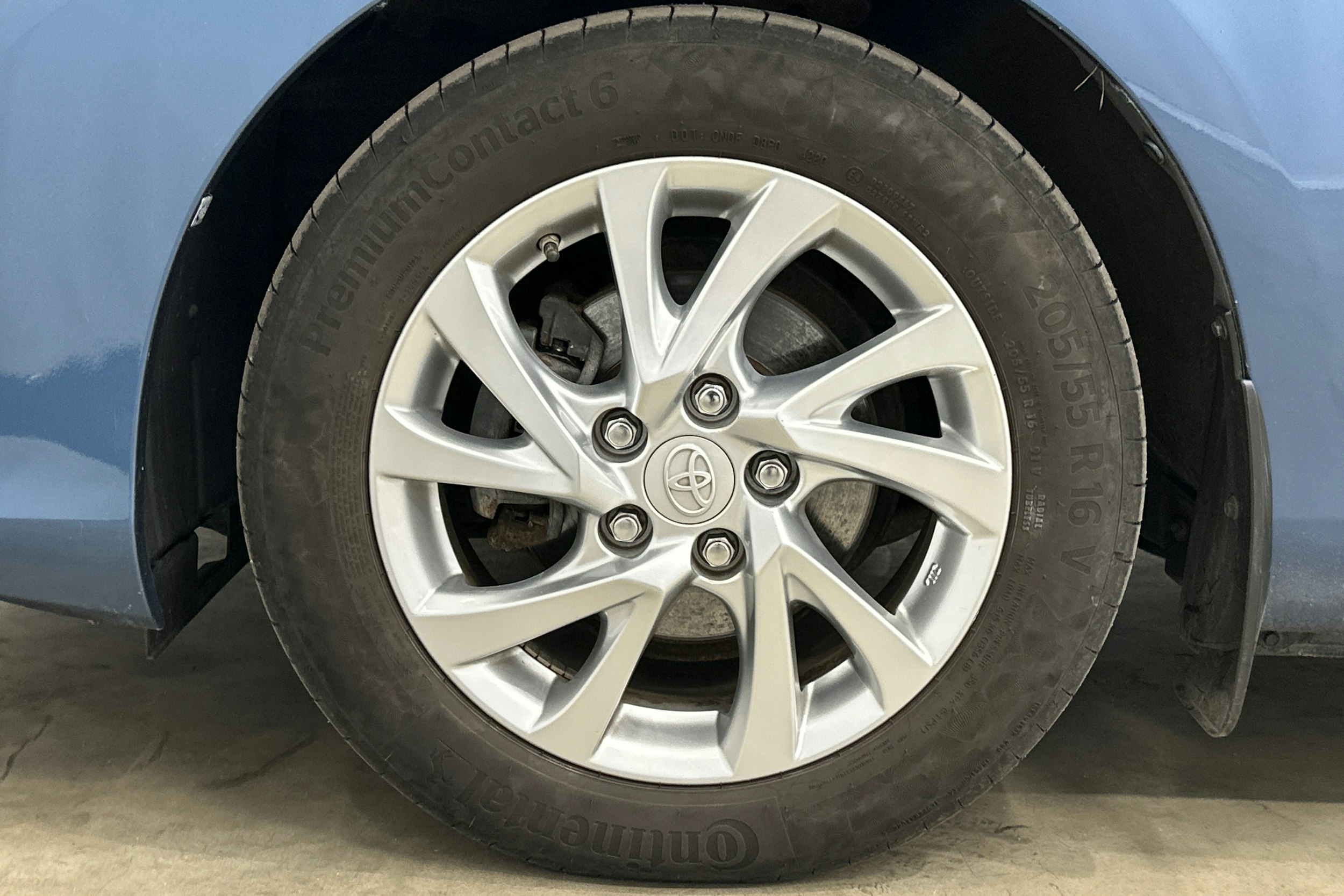 sininen Toyota Auris 2016 kuva 28.