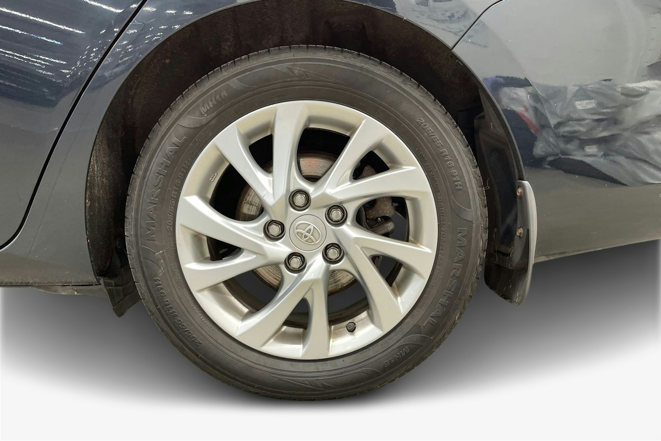 Harmaa Toyota Auris 2016 kuva 11.