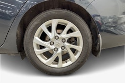 Harmaa Toyota Auris 2016 kuva 11.