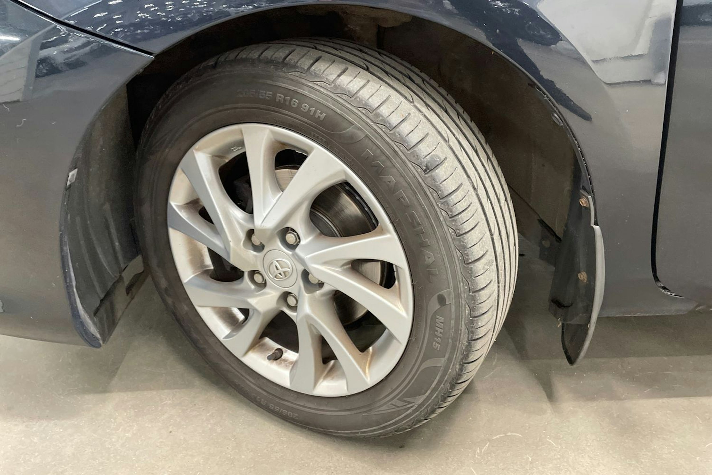 Harmaa Toyota Auris 2016 kuva 13.