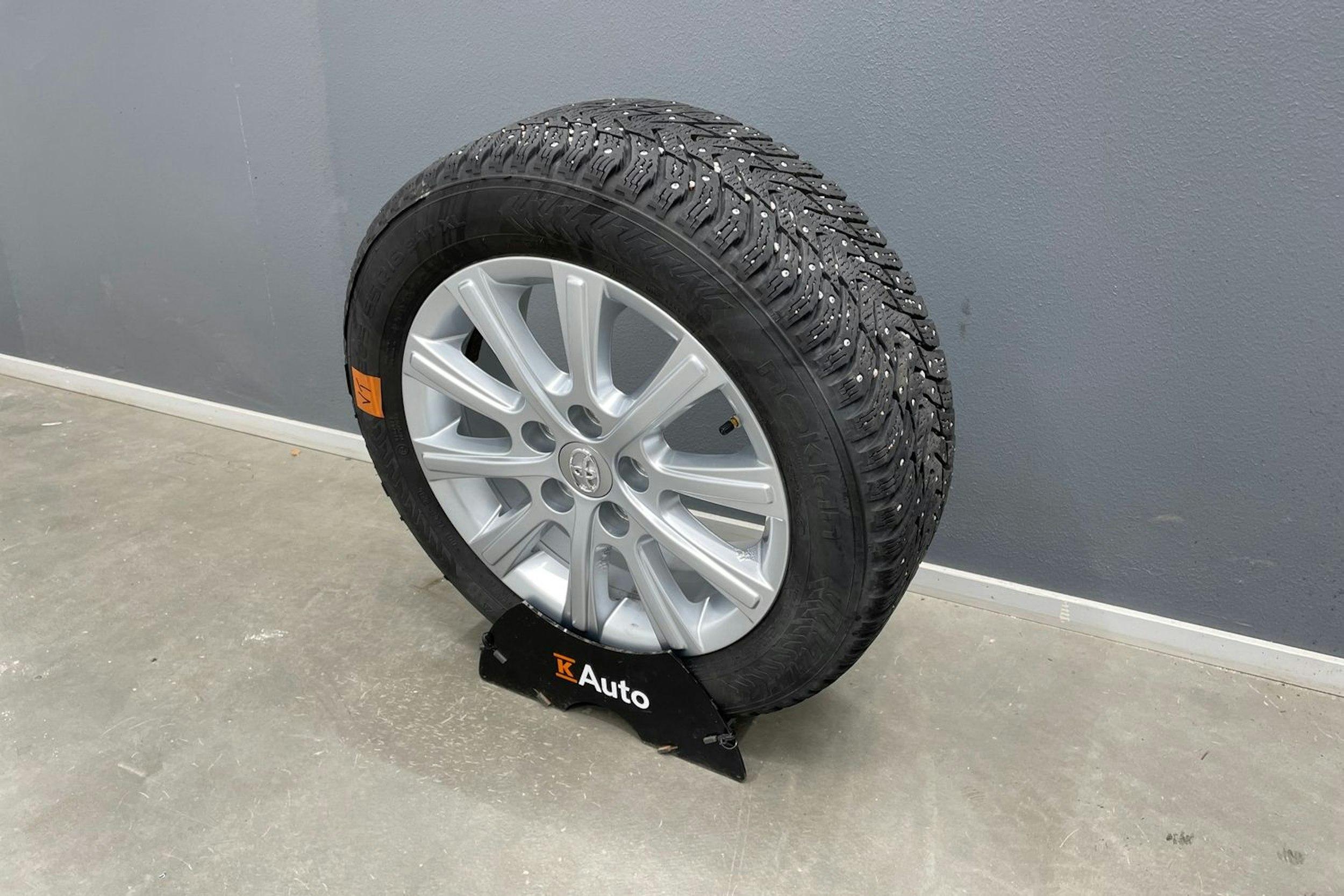 Harmaa Toyota Auris 2016 kuva 14.